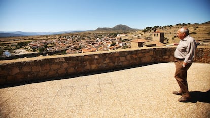 Luis Sánchez, en la terraza de la fortaleza de Puente del Congosto.