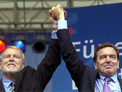 El candidato del SPD, Schröder (derecha), junto al gobernante de Meklemburgo-Antepomerania, ayer en Rostock.