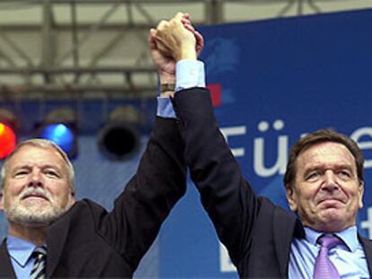 El candidato del SPD, Schröder (derecha), junto al gobernante de Meklemburgo-Antepomerania, ayer en Rostock.