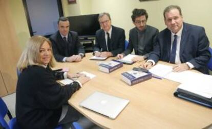 Consuelo Ordóñez y Rubén Múgica, de Covite, durante la reunión con los cargos electos franceses Max Brisson (derecha) y Vincent Bru (tercero por la derecha).