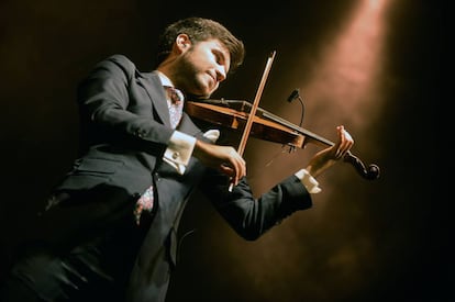 El violinista Paco Montalvo, durante su actuaci&oacute;n, ayer s&aacute;bado, en el Festival Internacional del Cante de las Minas, en La Uni&oacute;n. 