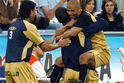 Edgar se abraza a Litos ante Anderson del Málaga, en una jugada del encuentro disputado en La Romareda.
