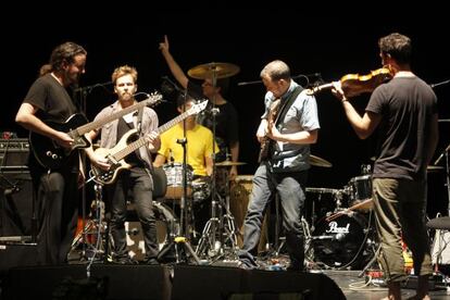 El grupo Secret Chiefs 3, ayer durante la prueba de sonido en el Jazzaldia de San Sebastián.