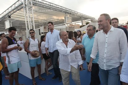 Alberto Fabra, durante su visita al festival de Burriana Arenal Sound. 