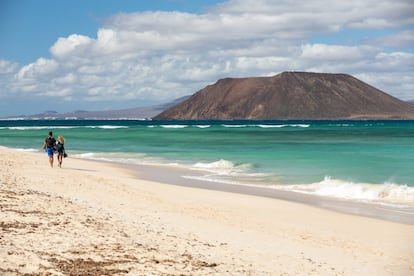 El viento alisio ha moldeado este campo dunar que se extiende, a lo largo de casi 10 kilómetros, en paralelo a la costa noreste de Fuerteventura, escondiendo algunas de las playas más idílicas de España, frente al islote de Lobos (en la foto). Son perfectas para practicar deportes acuáticos en los que el viento es protagonista, como el kitesurf, y cada noviembre acoge un singular y colorido espectáculo, el Festival Internacional de Cometas de colores. Las dunas son fácilmente accesibles a través la carretera FV-1.