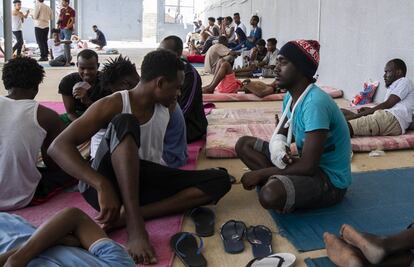 Los internos aprovechan la visita de los periodistas de EL PAÍS para denunciar la situación que sufren: “Con frecuencia los guardias nos golpean con mucha fuerza. A un chico le rompieron el brazo”, comenta un joven de Darfur que lleva dos años en este centro. En la imagen, el hombre del que habla, con el brazo escayolado.