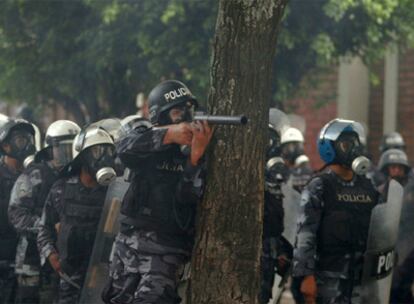 Un policía hondureño dispara gases lacrimógenos contra los partidarios de Zelaya apostados ante la Embajada de Brasil en Tegucigalpa.