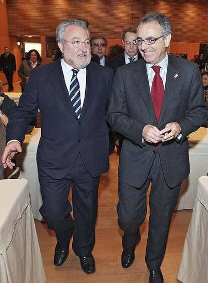 El ministro de Sanidad, Bernat Soria, y Miguel Sanz, en Pamplona.