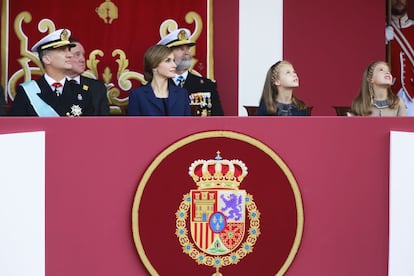 Los Reyes, acompañados de sus hijas la princesa Leonor y la infanta Sofía, han presidido este lunes en la plaza de Cánovas del Castillo el desfile del Día de la Fiesta Nacional.