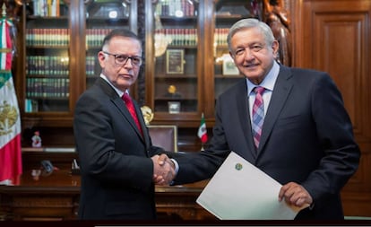 El presidente Andrés Manuel López Obrador recibe las cartas credenciales del embajador de Venezuela en México, Francisco Arias.