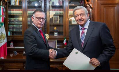 El presidente Andrés Manuel López Obrador recibe las cartas credenciales del embajador de Venezuela en México, Francisco Arias.