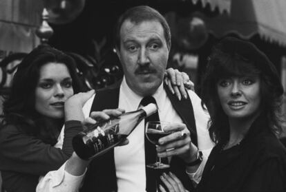 Francesca Gonshaw, Gordon Kaye y Vicki Michelle, protagonistas de 'Allo 'Allo! en 1984.