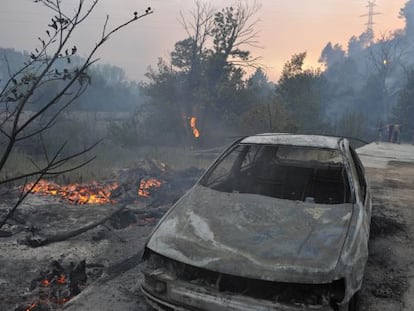 Un coche quemado por las llamas en el incendio de Valdeorras. 