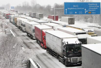 Camiones atascados a causa de la nieve en una autopista cerca de Ebendorf, al norte de Alemania.