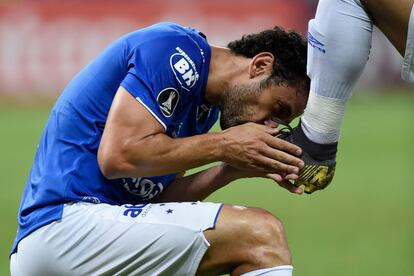 Fred, jugador del Cruzeiro, celebra su gol besando la bota de su compañero de equipo Gabriel, en el estadio Mineirao de Belo (Brasil), el 10 de abril.
