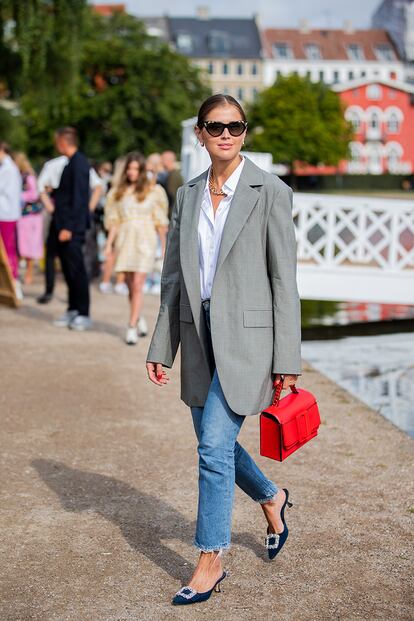 Darja Barannik cambia la camiseta por una camisa y suma zapatos tipo mule, de Roger Vivier, para actualizar su estilismo que completa con un bolso de la firma neoyorquina Boyy.