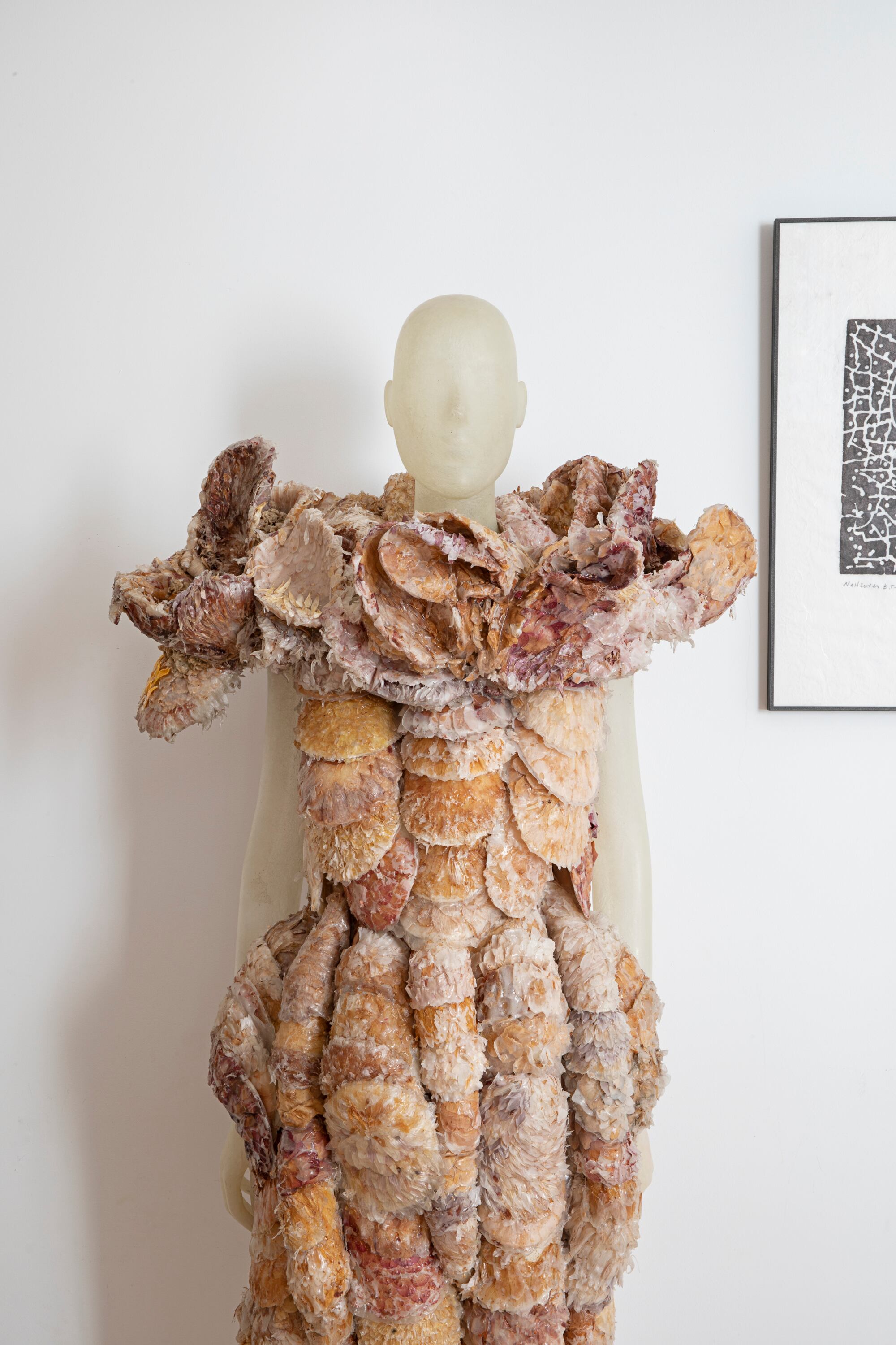 Vestido de la colección Nidos, donde se aprecia la degradación posorgánica de las flores que tenía su tejido.
