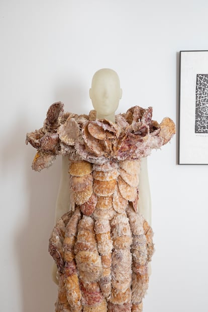 Vestido de la colección Nidos, donde se aprecia la degradación posorgánica de las flores que tenía su tejido.