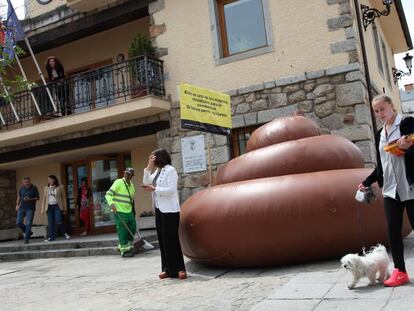 Caca de perro hinchable en la Plaza del ayuntamiento de Torrelodones.