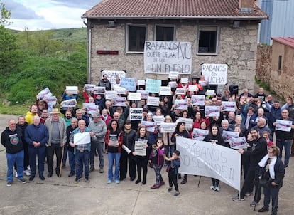 Imagen cedida por los vecinos de Rábanos, reunidos para protestar en el pueblo.