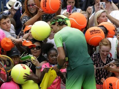 Nadal firma autógrafos a los aficionados.