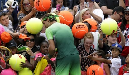 Nadal firma autógrafos a los aficionados.