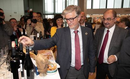 El alcalde de la Zaragoza, Pedro Santisteve (izquierda) y el presidente de Aragón, Javier Lambán (derecha).