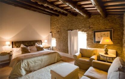 Habitación llamada La Grande en el hotel La Garriga de Castelladral, a una hora de Barcelona