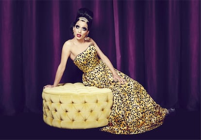 Cuando Bianca del Rio está encima de un escenario todos tiemblan porque saca su metralleta y no deja a títere con cabeza. La reina de la comedia del insulto se alzó como ganadora de la sexta temporada y, desde entonces, se está haciendo de oro con sus monólogos y sus bolos por Estados Unidos. Especialista del shade, Bianca es una de las mejores cosas que le han pasado a RuPaul’s Drag Race. Todavía no ha surgido ninguna rival digna de igualar su verborrea y su agilidad mental a la hora de poner a caer de un burro a todo el que se le cruce por delante.
