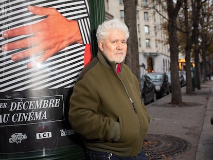 El director Pedro Almodóvar, cerca de los Campos Elíseos de París.