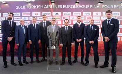 Datome y Obradovic, del Fernerbahçe; Jasikevicius y Jankunas, del Zalgiris; Itoudis y Sergio Rodríguez, del CSKA; y Laso y Doncic, del Madrid, posan junto a Jordi Bartomeu, presidente de la Euroliga, y el trofeo.