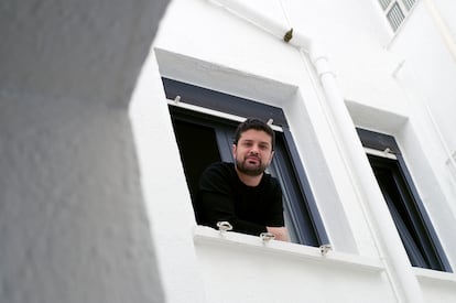 Miguel Maldonado se asoma a su patio de vecinos