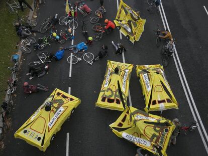 Coches de madera y tela atropellan metafóricamente a ciclistas en la manifestación del domingo