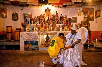 Damião, un ardiente forofo, visitó a Mai de Santo, una sacerdotisa candomblé (religión animista afrobrasileña) para orar por la victoria en la Copa del Mundo de 1998. Desde 2009, tras la fervorosa celebración de la canarinha en la Copa Confederaciones, la FIFA ha demostrado su descontento en varias ocasiones acerca de las demostraciones religiosas en el fútbol.