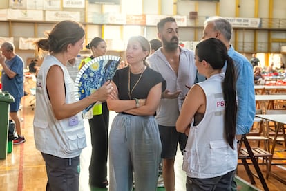María Guardiola, presidenta de la Junta de Extremadura, visita a los vecinos evacuados por el incendio de Jarilla en el polideportivo Pabellón Ciudad de Plasencia.