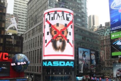 La sede de Nasdaq, en Times Square (Nueva York), muestra en su fachada la portada de la revista &#39;Time&#39;, con la cara de  Bin Laden cruzada por una aspa roja.