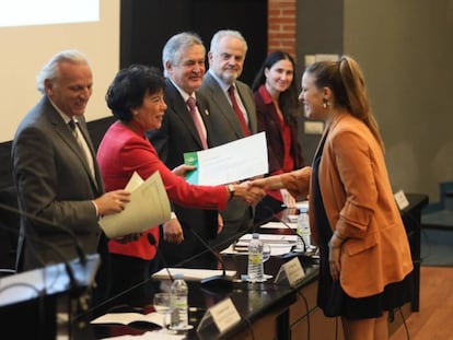 La ministra de Educación, Isabel Celaá, durante la entrega de diplomas de la Escuela de Periodismo UAM/EL PAÍS. 