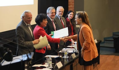 La ministra de Educación, Isabel Celaá, durante la entrega de diplomas de la Escuela de Periodismo UAM/EL PAÍS. 