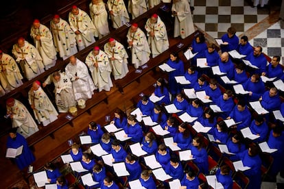 Coro de Notre-Dame durante la misa de este domingo.