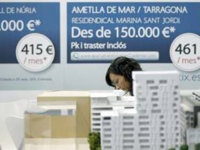 Imagen de un stand de una promotora en el salón Barcelona Meeting Point (BMP) donde se ofrecen descuentos en viviendas y solares. EFE/Archivo