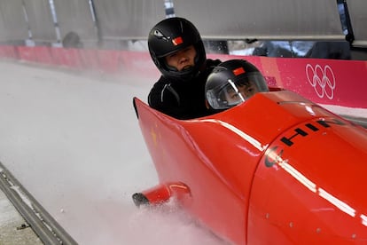 El piloto chino Li Chunjian termina su sesión de entrenamiento de bobsleigh por parejas, en el Olympic Sliding Centre durante los Juegos Olímpicos de Invierno de Pyeongchang (Corea del Sur), el 16 de febrero de 2018.