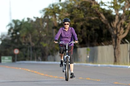 Dilma pedalando por Brasília