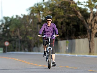 Dilma pedalando por Brasília