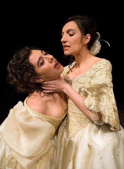 Silvia Nieva (a la izquierda) y Eva Rufo, en una escena de <i>Las bizarrías de Belisa.</i>