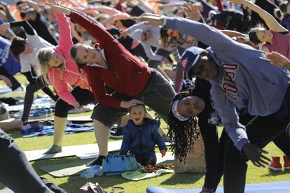 Una madre practica yoga junto a su hijo en Johannesburgo (Sudáfrica), el 17 de junio de 2018.