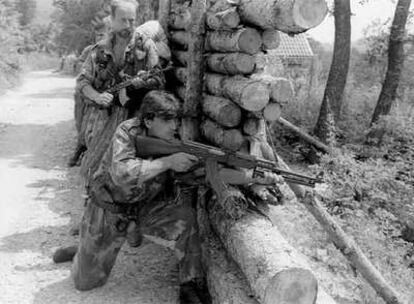 Soldados serbobosnios detrás de una barricada en el monte Jablanica en julio de 1995.