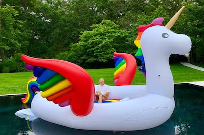 Un flotador con forma de unicornio del tamaño de un yate es el nuevo 'gadget' del arquitecto Norman Foster en su mansión de Massachusetts.