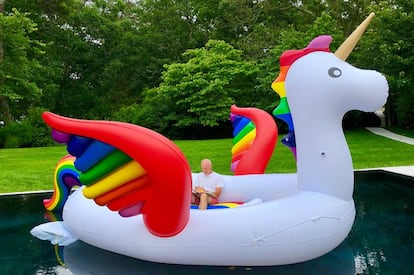 Un flotador con forma de unicornio del tamaño de un yate es el nuevo 'gadget' del arquitecto Norman Foster en su mansión de Massachusetts.