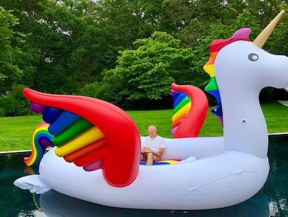 Un flotador con forma de unicornio del tamaño de un yate es el nuevo 'gadget' del arquitecto Norman Foster en su mansión de Massachusetts.