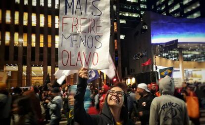 Manifestante na avenida Paulista nesta terça.